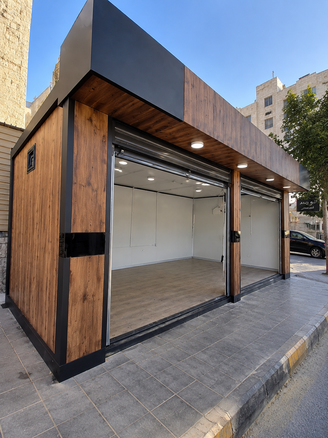 وحدة حديدية مودرن مفتوحة تظهر التصميم الداخلي